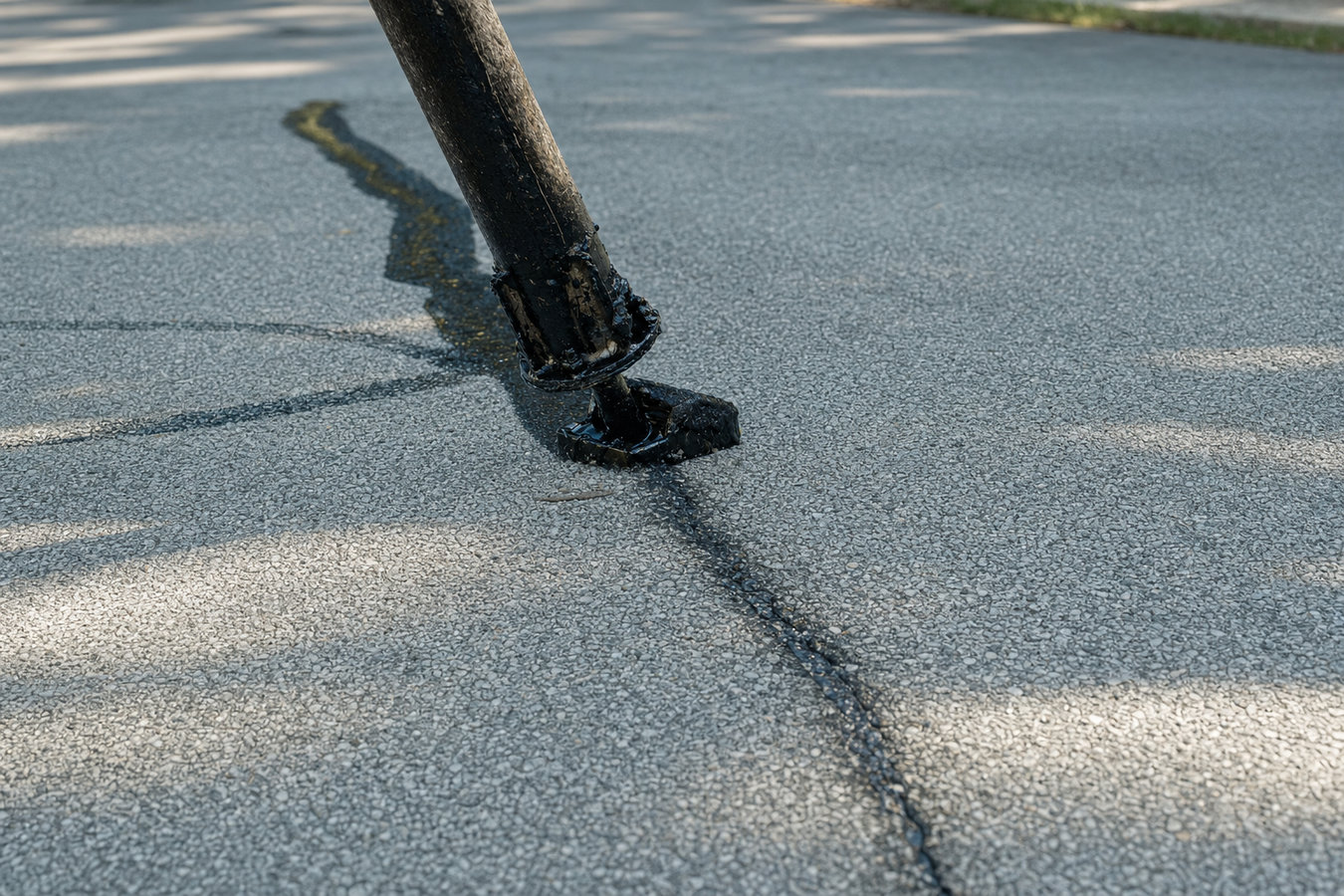 Asphalt crack sealing